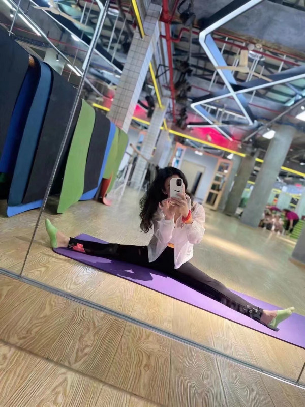 蓝钻天成附近年轻健身妹子